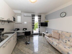 Fridge, microwave, cookware/dishes/utensils - Wohnung mit großer Terasse by Interhome (Crikvenica)