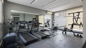 A gym with treadmills, elliptical machines, and weightlifting equipment. - Modern Studio Apartment Full Amenities in Palermo (Buenos Aires)