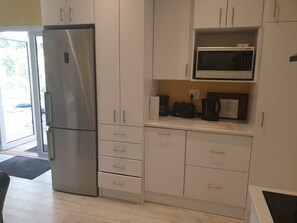 Kühlschrank, Mikrowelle, Kochgeschirr/Geschirr/Besteck