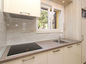 Fridge, microwave, dishwasher, cookware/dishes/utensils - Tolles Appartement in Baška mit Eigenem Balkon by Interhome (Krk/Baška)