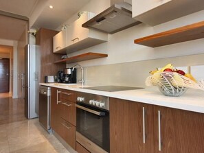 Fridge, microwave, oven, dishwasher - Wohnung "Canal Quays" mit gemeinschaftlichem Pool by Interhome (Cape Town - City Center)