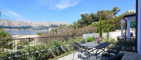 تناول الطعام بالخارج