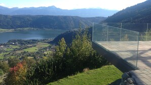 Vista panoramica di un paesaggio montuoso con un lago e una cittadina nella valle.