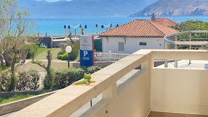 A hotel with a view of the sea and mountains. There is a parking sign and a frog statue on the railing. - in Baska in der Nähe von Strand by Interhome (Krk/Baška)