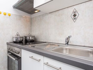 Fridge, cookware/dishes/utensils - Appartement in Baška mit Eigenem Balkon by Interhome (Krk/Baška)