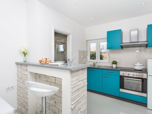 Fridge, oven, cookware/dishes/utensils - Nettes Appartement in Baška mit Eigenem Balkon by Interhome (Krk/Baška)