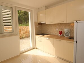 Fridge, cookware/dishes/utensils - Appartement in Baška mit Eigener Terrasse by Interhome (Krk/Baška)