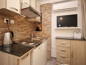 Fridge, cookware/dishes/utensils - Appartement in Baška mit Eigener Terrasse by Interhome (Krk/Baška)