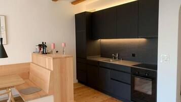 Kühlschrank, Ofen, Geschirrspüler, Kochgeschirr/Geschirr/Besteck