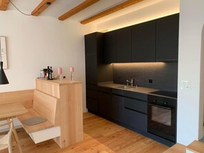 Kühlschrank, Ofen, Geschirrspüler, Kochgeschirr/Geschirr/Besteck