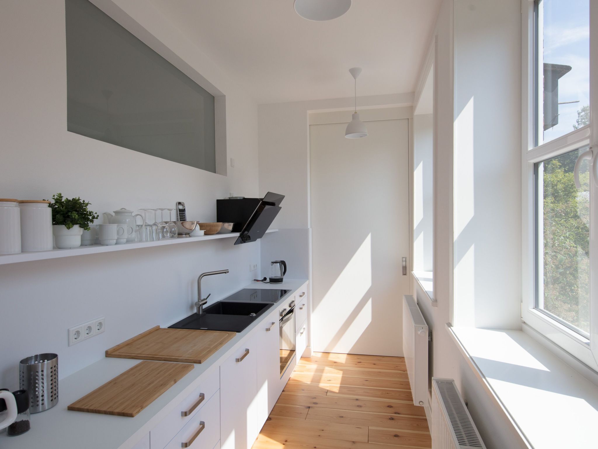 Geladeira, fogão, lava-louças, talheres/pratos/utensílios de cozinha