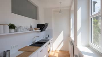 Kühlschrank, Ofen, Geschirrspüler, Kochgeschirr/Geschirr/Besteck