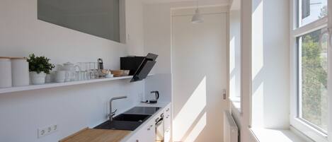 Geladeira, fogão, lava-louças, talheres/pratos/utensílios de cozinha