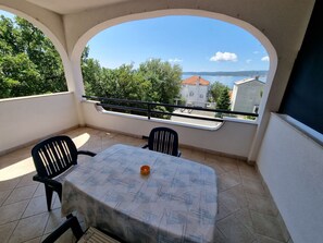 Outdoor dining - "Bruno" mit Blick auf das Wasser by Interhome (Crikvenica)