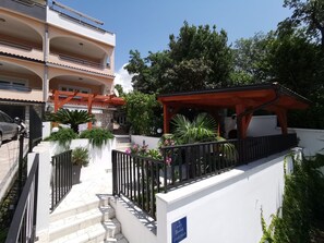 Property grounds - "Bruno" mit Blick auf das Wasser by Interhome (Crikvenica)