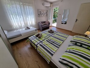 Internet - "Bruno" mit Blick auf das Wasser by Interhome (Crikvenica)