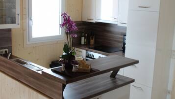 Fridge, oven, dishwasher, cookware/dishes/utensils