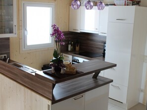Kylskåp, ugn, diskmaskin och grytor/köksredskap