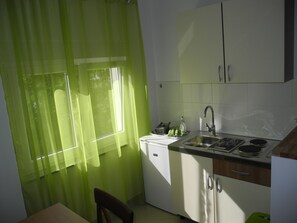 Fridge, cookware/dishes/utensils - Wohnung in Crikvenica für 3 Personen mit Balkon by Interhome (Crikvenica)
