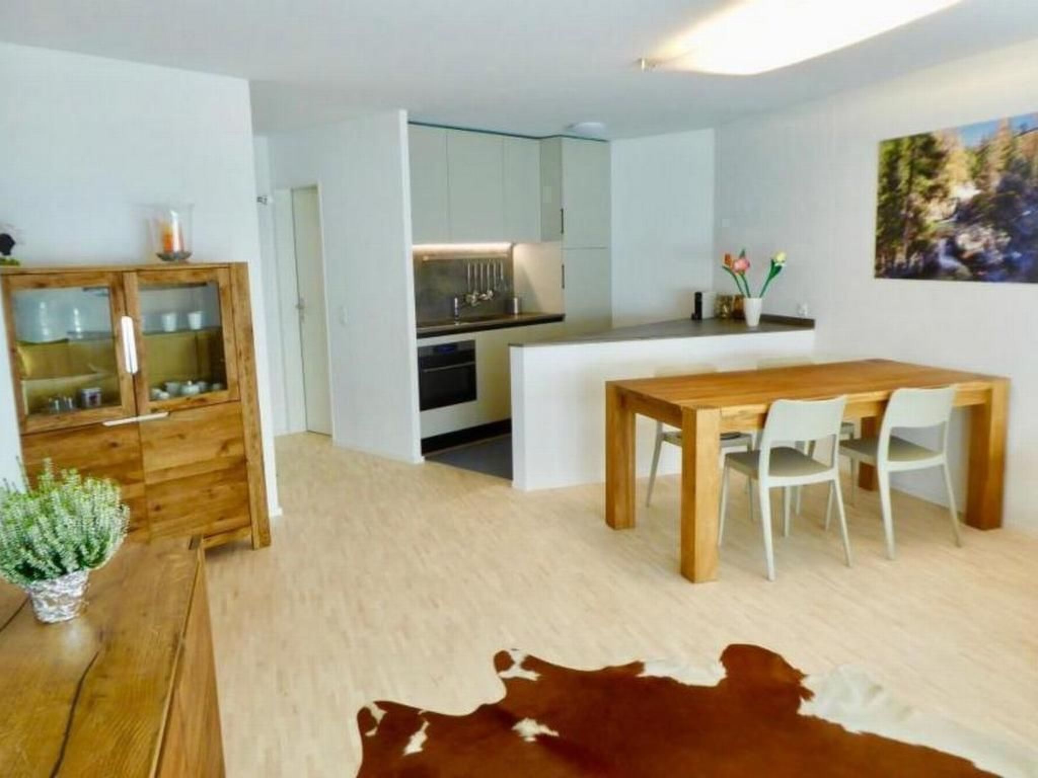 Eine moderne Küche mit weißen Schränken und einem eingebauten Backofen.