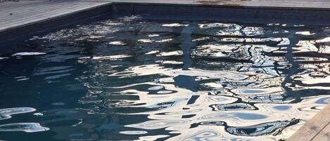 Een verwarmd zwembad