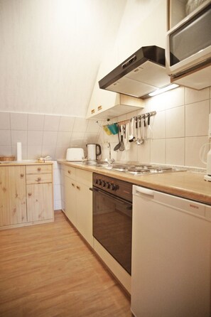 Jääkaappi, mikroaaltouuni, uuni, keittoastiat/astiat/ruokailuvälineet