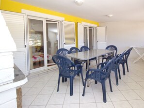Outdoor dining - in Baška mit Eigenem Balkon by Interhome (Krk/Baška)