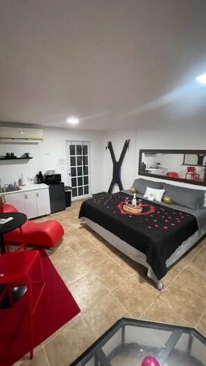 Deluxe Studio | Free WiFi, bed sheets - Estudios 303  (San Juan)