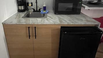 Estudio Confort, 1 cama matrimonial | Cocina privada | Frigobar, microondas y cafetera y tetera