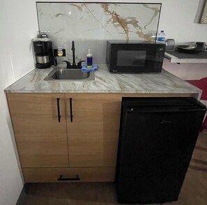 舒适开间, 1 张双人床 | 私人厨房 | 迷你冰箱、微波炉、茶具/咖啡用具