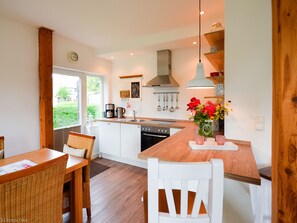 Jääkaappi, mikroaaltouuni, uuni, astianpesukone