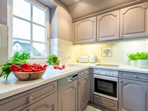 Fridge, oven, dishwasher, cookware/dishes/utensils - Heefwai - H2W6 - in Morsum by Interhome (Archsum)