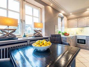 Kühlschrank, Ofen, Geschirrspüler, Kochgeschirr/Geschirr/Besteck