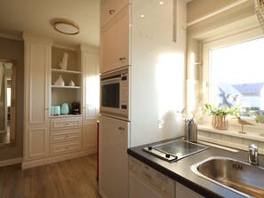 Refrigerador, lavavajillas y utensilios de cocina 