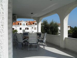 Outdoor dining - Appartement in Baška mit Eigener Terrasse by Interhome (Krk/Baška)