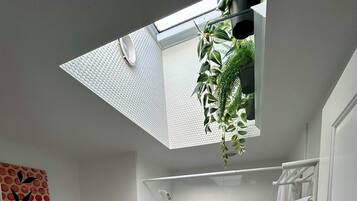 Secador de cabelo, bidê, toalhas de banho, sabonete