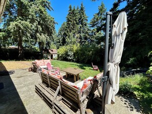Outdoor dining - Cascading Stream Oasis: 4BR Near SeaTac Airport with Air Conditioning (Burien)