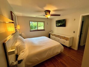 4 bedrooms, iron/ironing board, WiFi, bed sheets - Cascading Stream Oasis: 4BR Near SeaTac Airport with Air Conditioning (Burien)