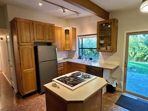 Microwave, oven, stovetop, dishwasher - Cozy 4BR home near SeaTac airport, parks, beaches & bike path (Burien)