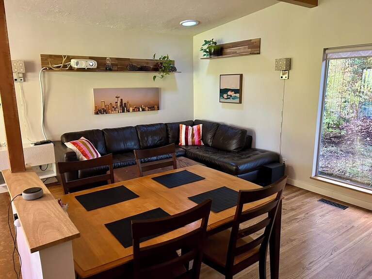 Cascading Stream Oasis: 4br Near Seatac Airport With Air Conditioning - Burien, WA