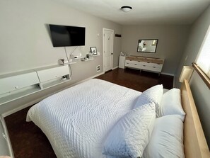 4 bedrooms, iron/ironing board, WiFi, bed sheets - Cozy 4BR home near SeaTac airport, parks, beaches & bike path (Burien)