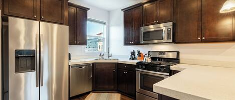 Kühlschrank, Mikrowelle, Ofen, Herdplatte