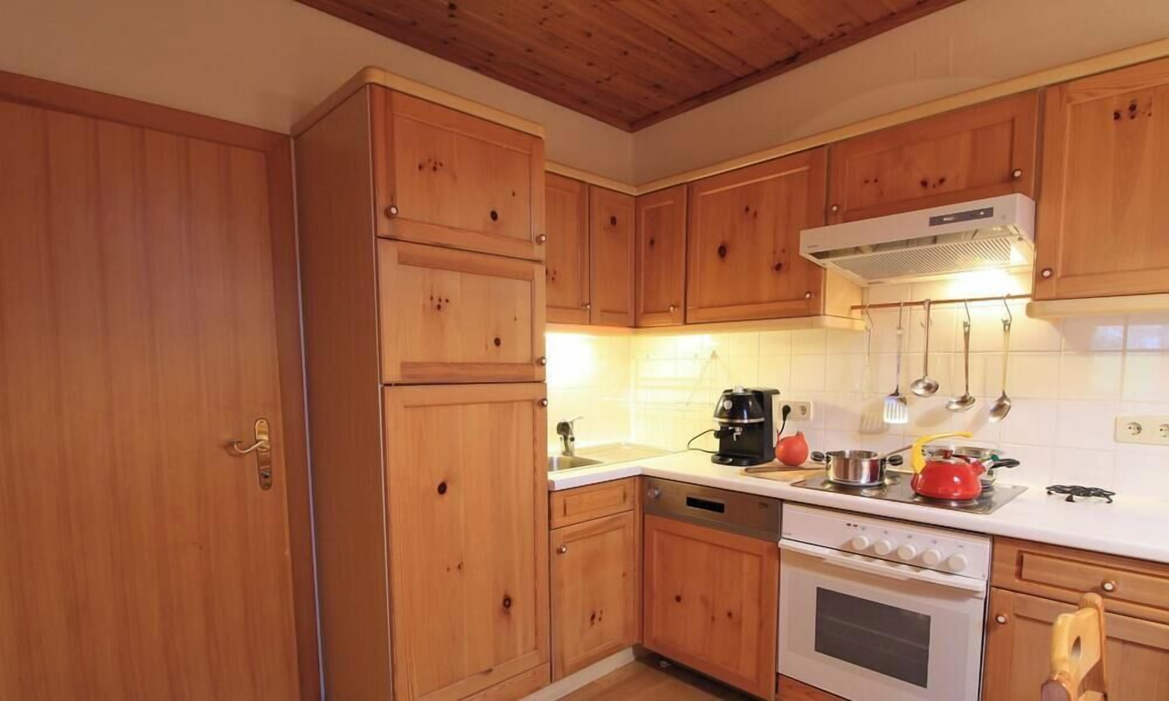 Kylskåp, mikrovågsugn, ugn och diskmaskin