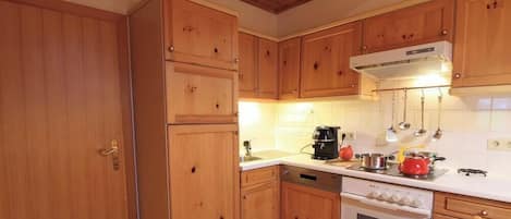 Kylskåp, mikrovågsugn, ugn och diskmaskin