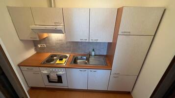 Kühlschrank, Mikrowelle, Ofen, Kochgeschirr/Geschirr/Besteck