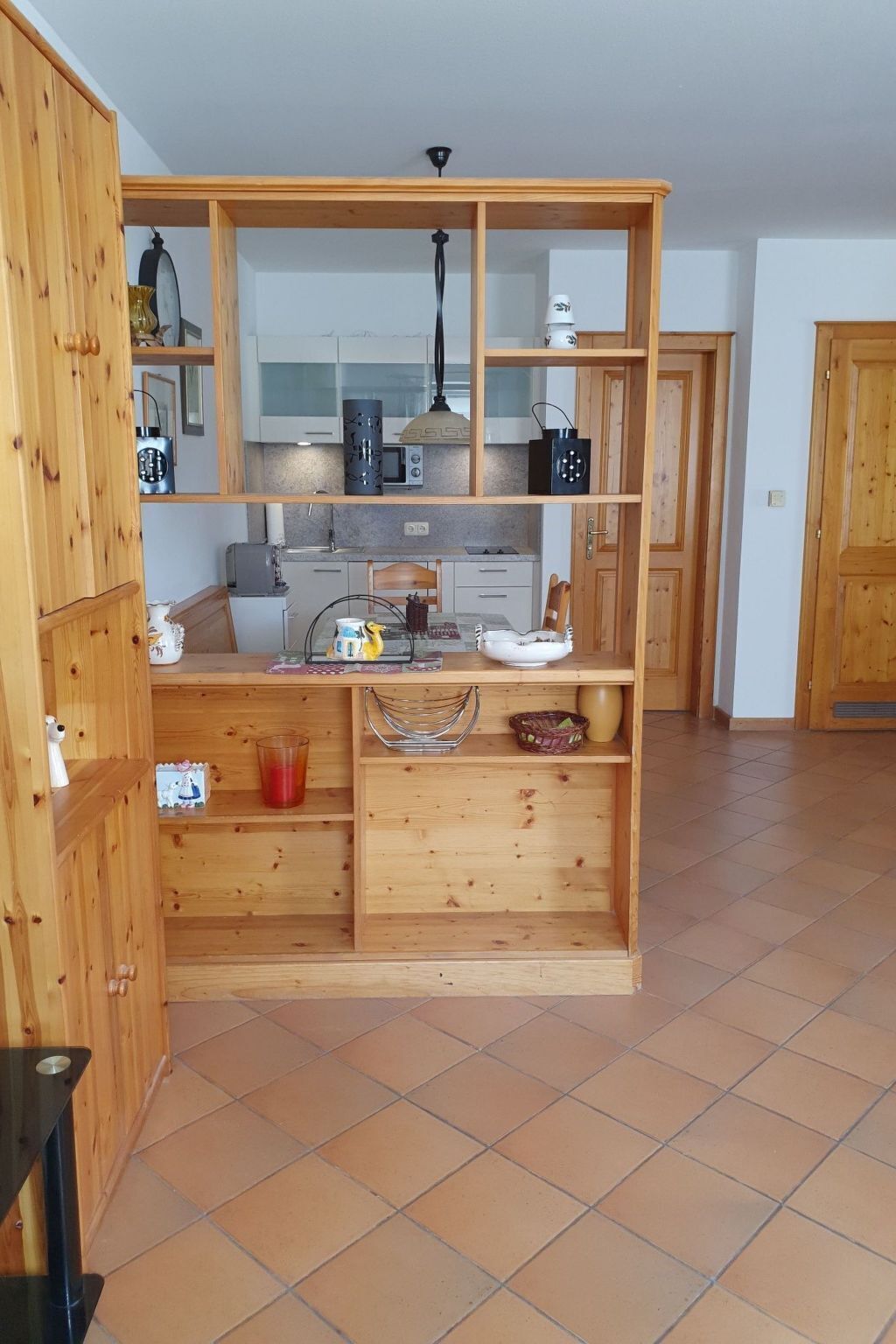 Kühlschrank, Mikrowelle, Geschirrspüler, Kochgeschirr/Geschirr/Besteck