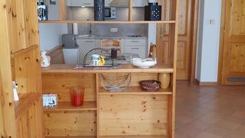 Kühlschrank, Mikrowelle, Geschirrspüler, Kochgeschirr/Geschirr/Besteck