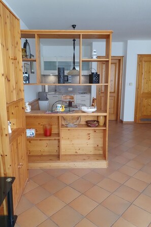 Kühlschrank, Mikrowelle, Geschirrspüler, Kochgeschirr/Geschirr/Besteck