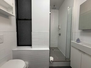 Dusch, hårtork, handdukar och tvål