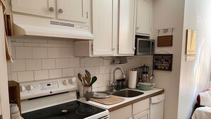 Cafetera o tetera, frigorífico, microondas y horno